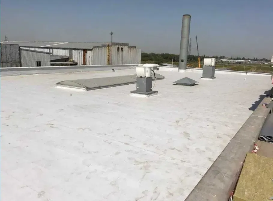 Панорамный вид на плоскую крышу с вентиляционными системами