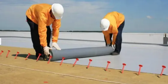 Строительные и ремонтные работы, изображение человека в строительной каске