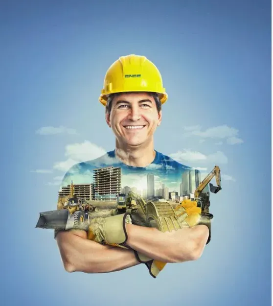Человек в строительной каске с образом строительного проекта на груди