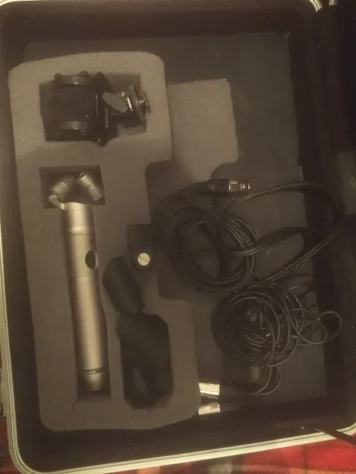 Аксессуары для микрофона, включая провода и крепления в кейсе