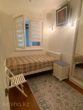 Ас үй асханасы, қызыл дастарқанмен үстел және терезелер