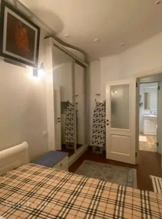 Ас үй асханасы, қызыл дастарқанмен үстел және терезелер