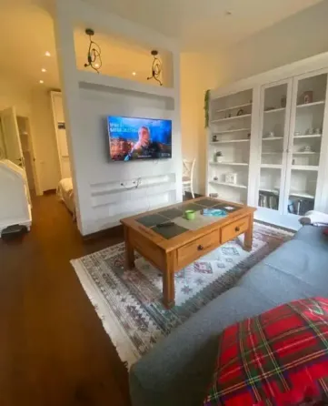 Ас үй асханасы, қызыл дастарқанмен үстел және терезелер