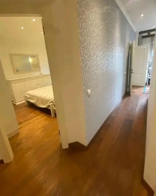 Ванная комната с душем и стильной сантехникой