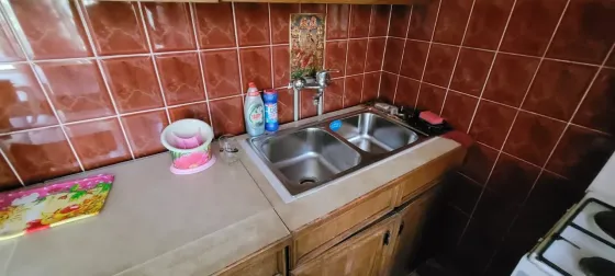 Комната с кроватью, люстрой и восточными коврами