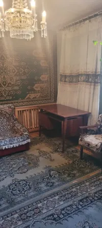 Комната с кроватью, люстрой и восточными коврами