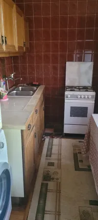 Комната с кроватью, люстрой и восточными коврами