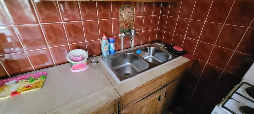 Кухонный уголок с раковиной и бытовыми средствами