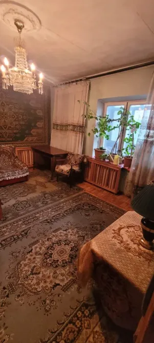 Уютное место с растениями, столом и светлыми шторами