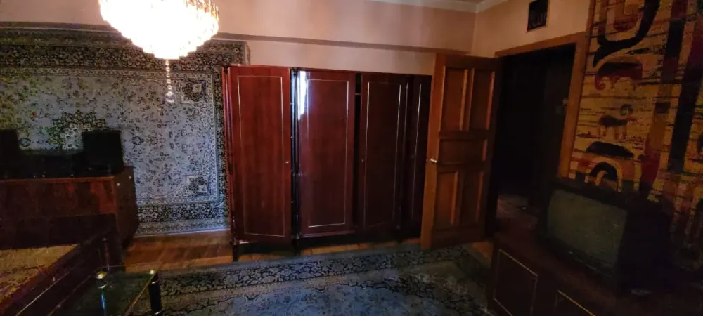 Просторная комната с шкафом и телевизором