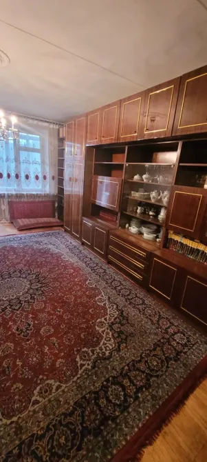 Комната с мебелью, стенами и ковром в восточном стиле