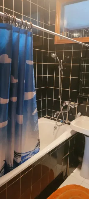 Ванная комната с черной плиткой и душем