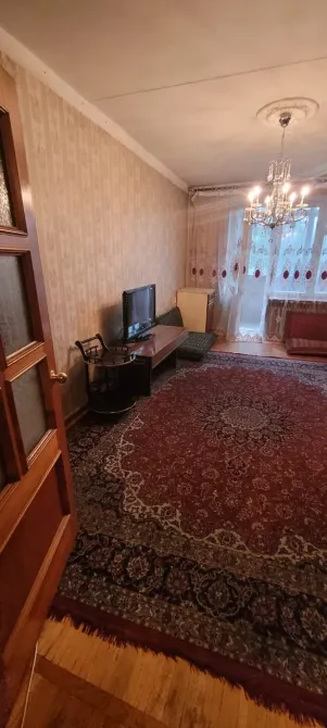 Гостиная с телевизором и восточным ковром