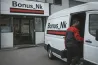 Bonus_Nk компаниясының фургоны, жұмысшысы ішке кіріп жатыр