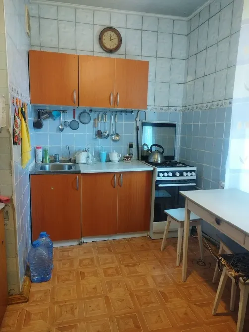 Кухня с кухонной мебелью и плитой