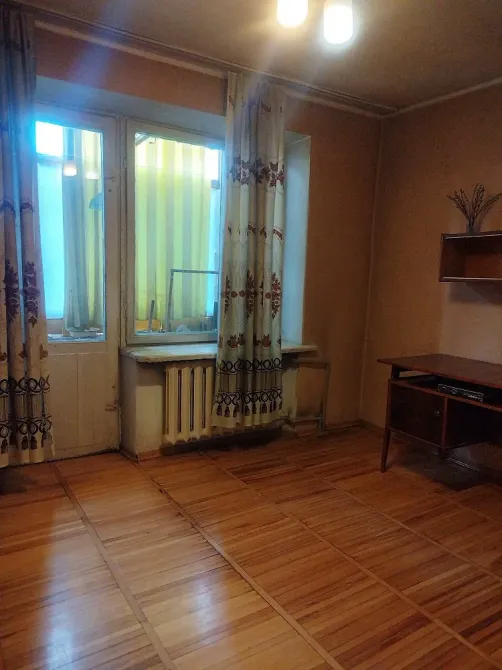 Комната с окнами и столом