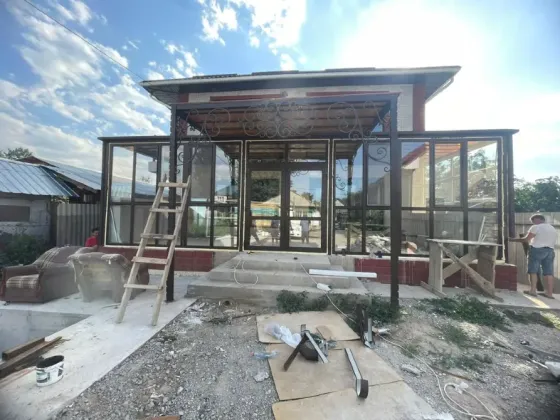 Үлкен терезелері бар үй салу