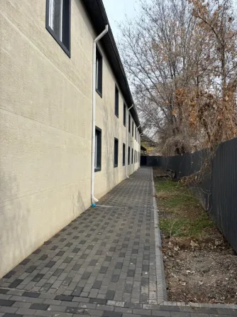 Крыша мен жанама аумағы бар ғимарат