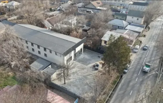 Крыша мен жанама аумағы бар ғимарат