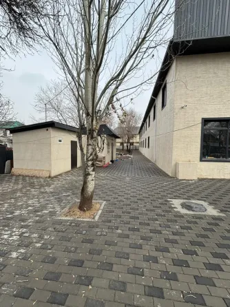 Крыша мен жанама аумағы бар ғимарат