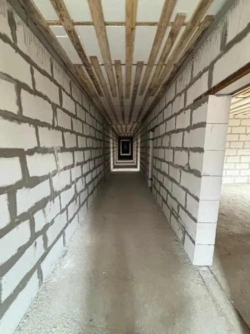 Коридор внутри незавершенного здания