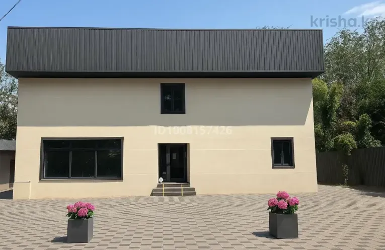 Фасад здания с цветами на входе