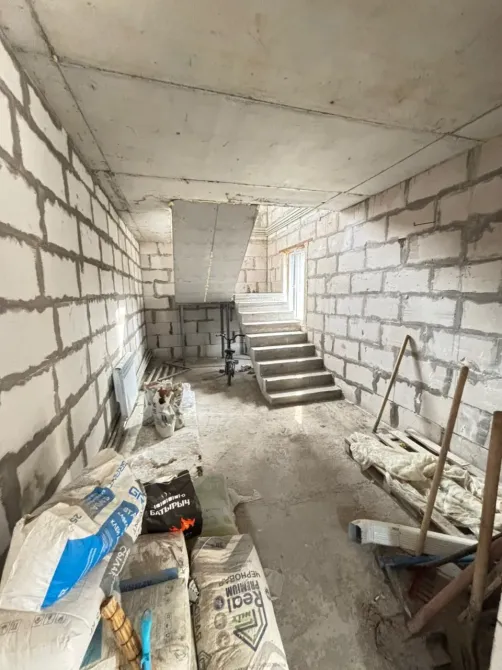 Интерьер незавершенного пространства с лестницей