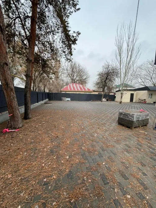 Открытое пространство вокруг здания