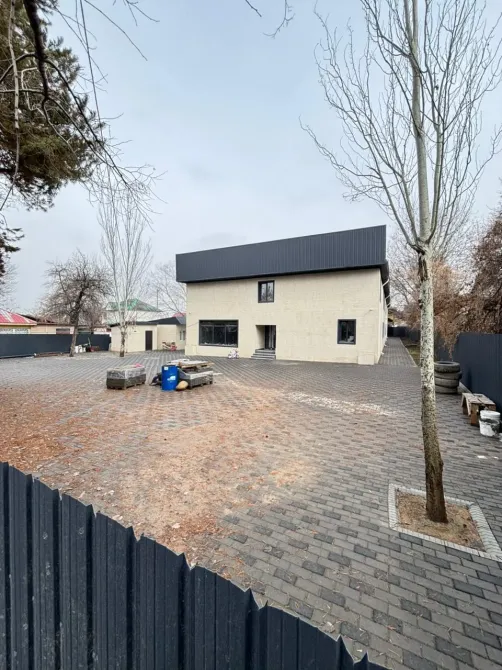 Задний вид здания с площадкой