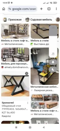 Мебель в стиле лофт с деревянной и металлической отделкой на фоне кирпичной стены