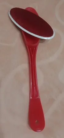 Чистящая щетка с красной ручкой и гладкой поверхностью