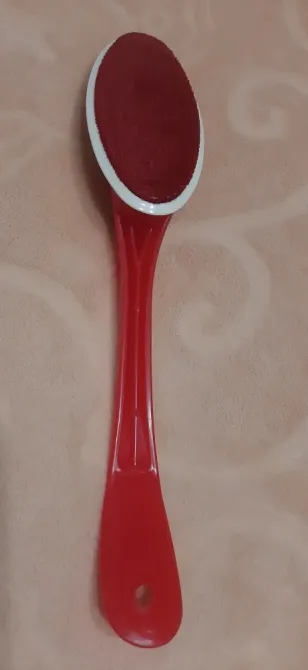 Чистящая щетка с красной ручкой и гладкой поверхностью