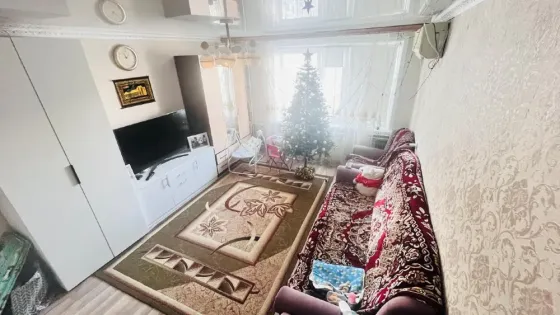 Спальня с детской кроваткой и диваном