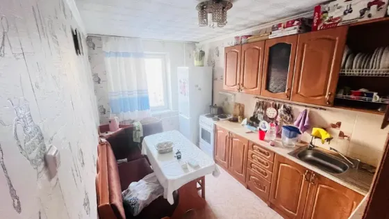 Спальня с детской кроваткой и диваном