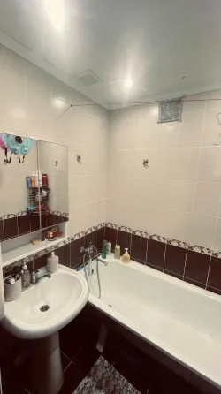 Спальня с детской кроваткой и диваном