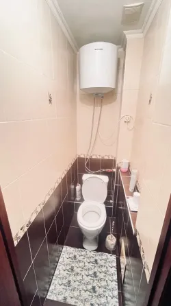 Спальня с детской кроваткой и диваном