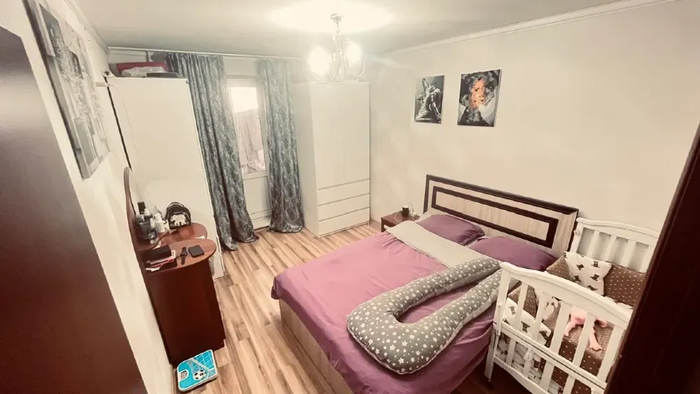 Спальня с детской кроваткой и диваном