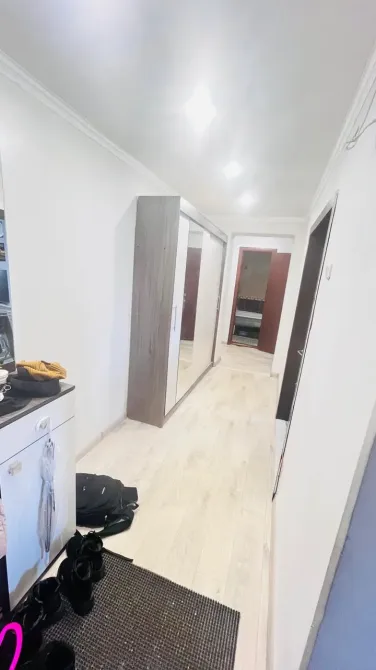 Коридор с обстановкой и встроенными шкафами