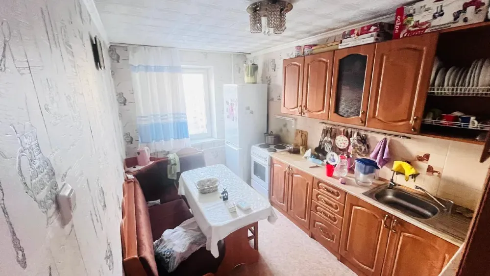 Кухня с обеденным столом и шкафами для посуды