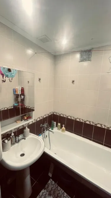 Ванная комната с раковиной и ванной