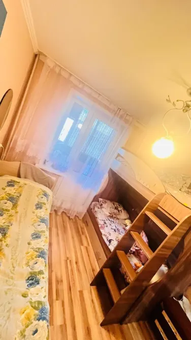 Комната с двухъярусной кроватью и светлым окном