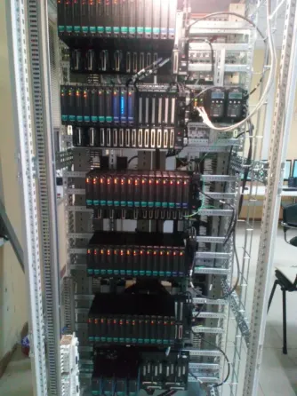 Четыре серверных шкафа в офисном помещении