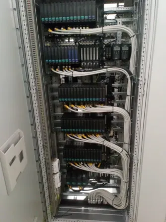 Четыре серверных шкафа в офисном помещении