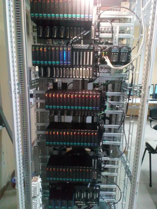 Внутреннее устройство серверного стеллажа с активными компонентами