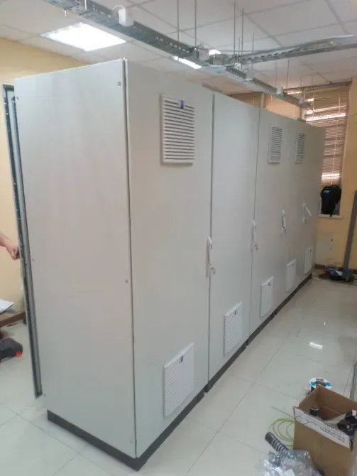 Четыре серверных шкафа в офисном помещении