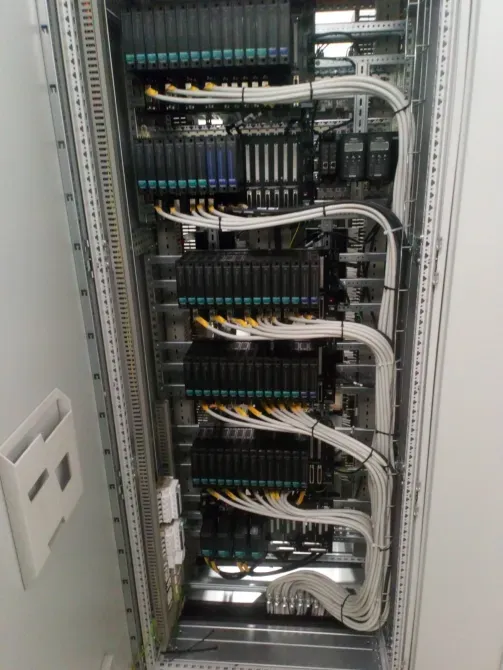 Организация проводки и компонентов в серверном шкафу