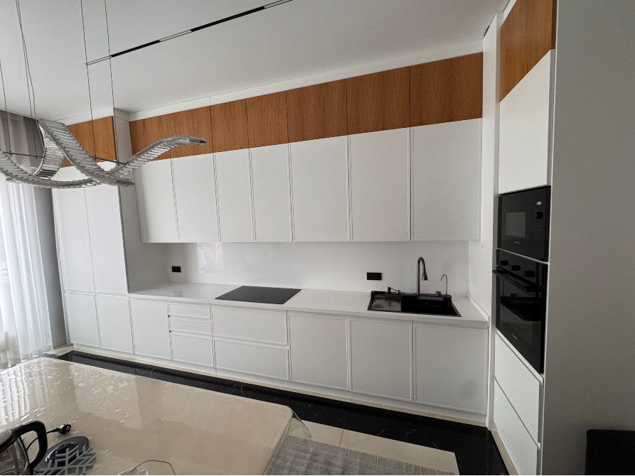 Современная кухня с открытыми шкафами, стильно оформленная, с разнообразными предметами на полках