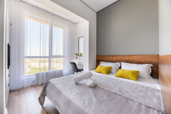 Заманауи интерьер dining area және телевизорымен тұрғын кеңістікте