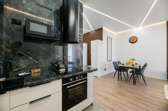 Заманауи интерьер dining area және телевизорымен тұрғын кеңістікте