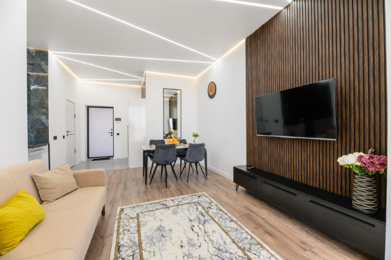 Заманауи интерьер dining area және телевизорымен тұрғын кеңістікте